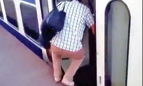 O cascadorie: să cobori în tren jpeg