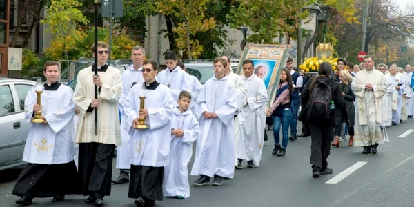 Procesiune cu relicva Sfântului Papă Ioan Paul al II-lea / Foto Arhiepiscopia Romano-Catolică
