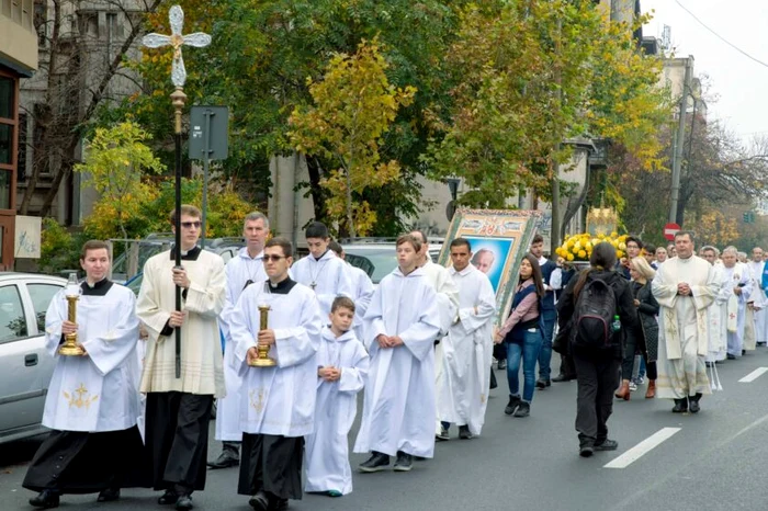 Procesiune cu relicva Sfântului Papă Ioan Paul al II-lea FOTO Arhivă/ Arhiepiscopia Romano-Catolică 