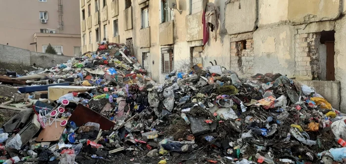 Gunoaiele aruncate de localnici. Imagine din noiembrie 2021. Foto: Primăria Hunedoara