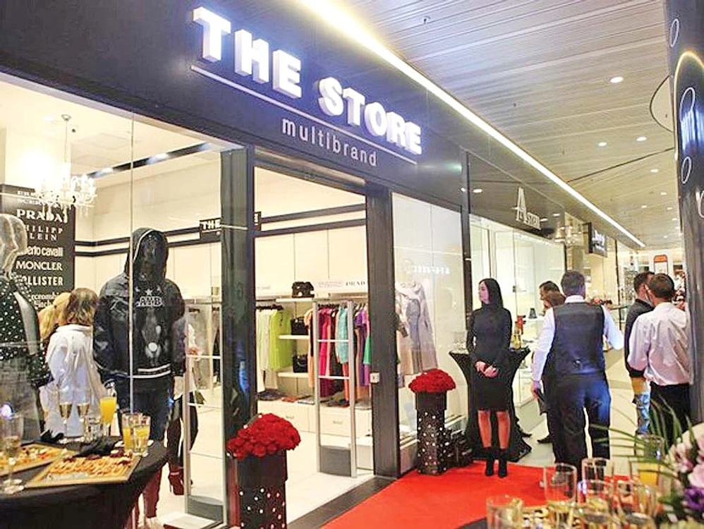 Acum doi ani, bruneta a deschis un magazin de haine într-un mall din nordul Capitalei