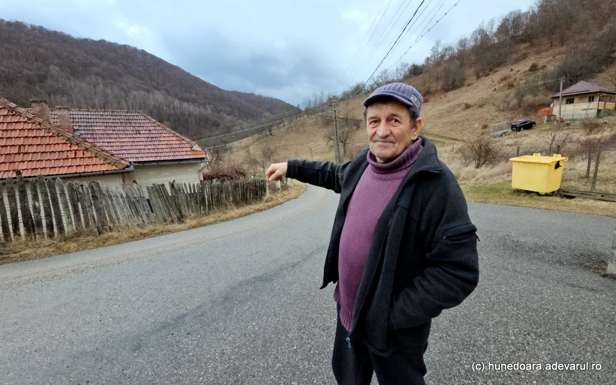 Vladimir, unul dintre puținii localnici rămași în satul Dealu Mic. Foto: Daniel Guță. ADEVĂRUL