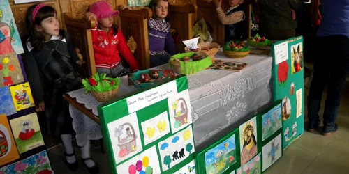 Elevii au expus ouă vopsite de ei