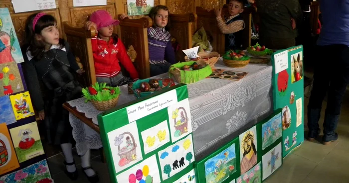 Elevii au expus ouă vopsite de ei