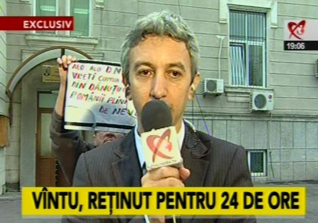 Interviul lui Dan Diaconescu a fost însoţit de mesaje scrise de mână, pe câteva foi de hârtie. (captură Realitatea TV)