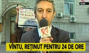 Interviul lui Dan Diaconescu a fost însoţit de mesaje scrise de mână, pe câteva foi de hârtie  (captură Realitatea TV) jpeg