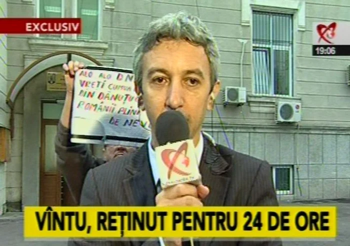 Interviul lui Dan Diaconescu a fost însoţit de mesaje scrise de mână, pe câteva foi de hârtie. (captură Realitatea TV)