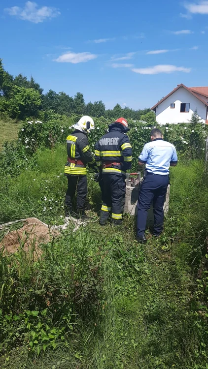 Bărbatul a fost scos din fântână fără suflare. Foto: ISU Argeş