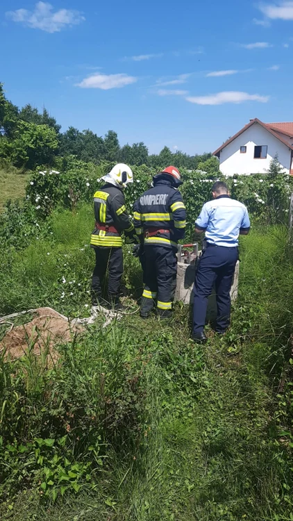 Bărbatul a fost scos din fântână fără suflare. Foto: ISU Argeş