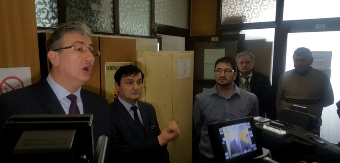 Scandal la ITM Vâlcea - protest spontan împotriva adjunctului Inspectoratului Teritorial de Muncă Vâlcea - Foto jurnalvalcean ro