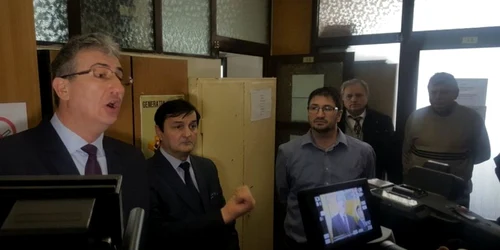 Scandal la ITM Vâlcea - protest spontan împotriva adjunctului Inspectoratului Teritorial de Muncă Vâlcea - Foto jurnalvalcean ro