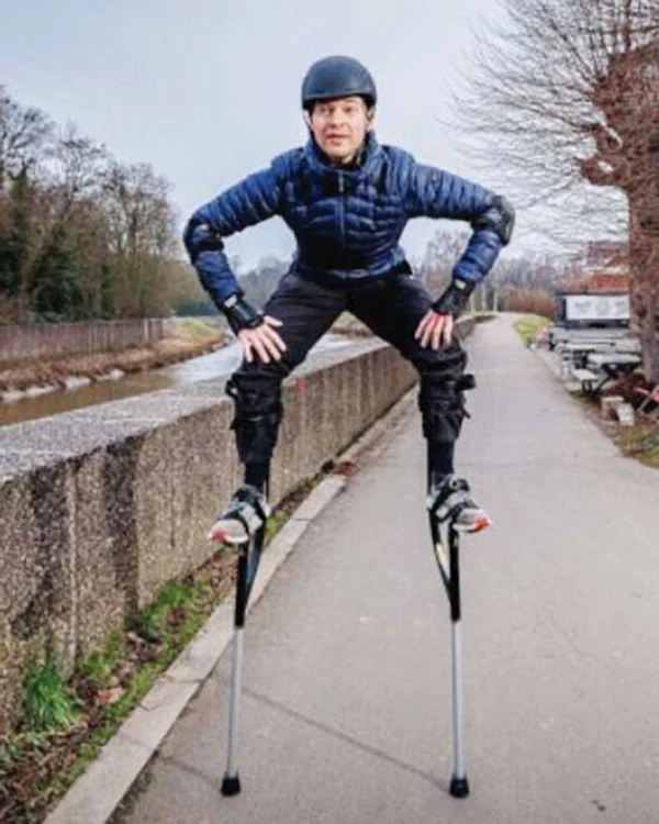 Picioroangele  lui Jonathan  Engels măsoară  93 de centimetri