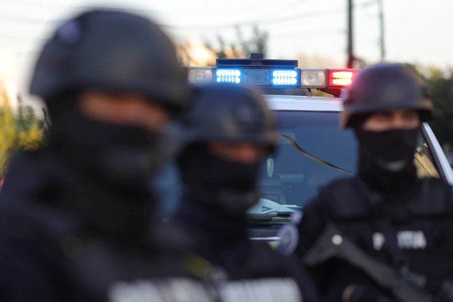 Polițiști rutieri, suspectați de fapte de corupție. Percheziții la IPJ Vâlcea