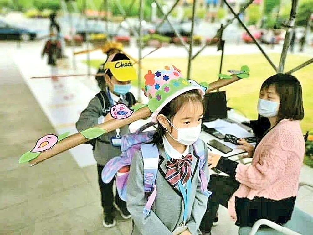 Copiii de 6-7 anişori vin la şcoală cu nişte  coifuri care impun distanţa socială