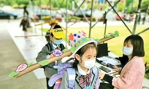 Copiii de 6 7 anişori vin la şcoală cu nişte  coifuri care impun distanţa socială jpeg