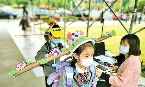 Copiii de 6 7 anişori vin la şcoală cu nişte  coifuri care impun distanţa socială jpeg