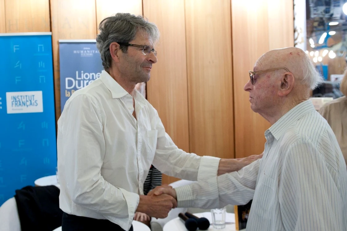 Scriitorul Lionel Duroy,cu Iancu Ţucărman, supravieţuitor al Pogromului         Fotografii: Daniel Anghelescu