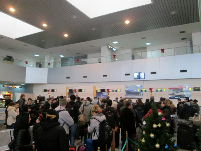 Pasageri pe aeroportul din Cluj  FOTO Adevărul