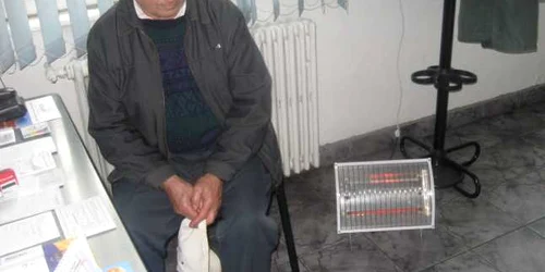 Medicii îşi consultă pacienţii lângă reşourile aduse de acasă