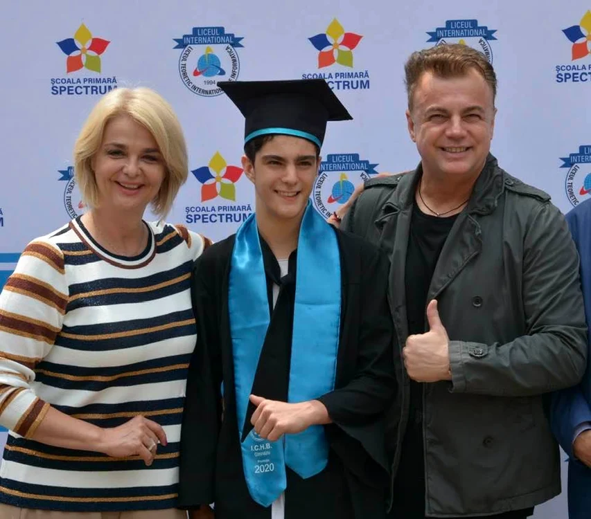 Iuliana şi Adrian, alături de fiul lor, David, la serbarea de sfârşit de an