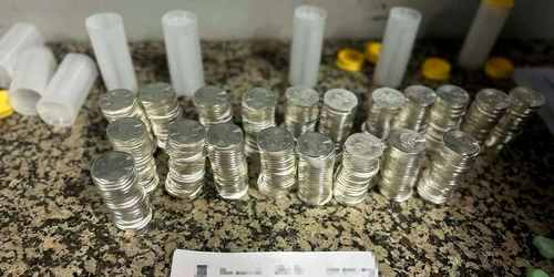 monede descoperite în bagajele a doi cetățeni străini în aeroportul Otopeni Foto Poliția de frontieră jpg