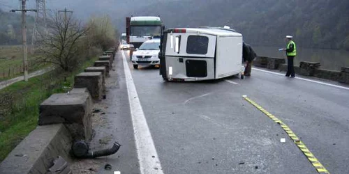 Doi oameni au fost raniti dupa ce autoutilitara a fost proiectată într-un parapet