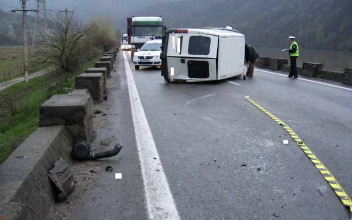 Doi oameni au fost raniti dupa ce autoutilitara a fost proiectată într-un parapet