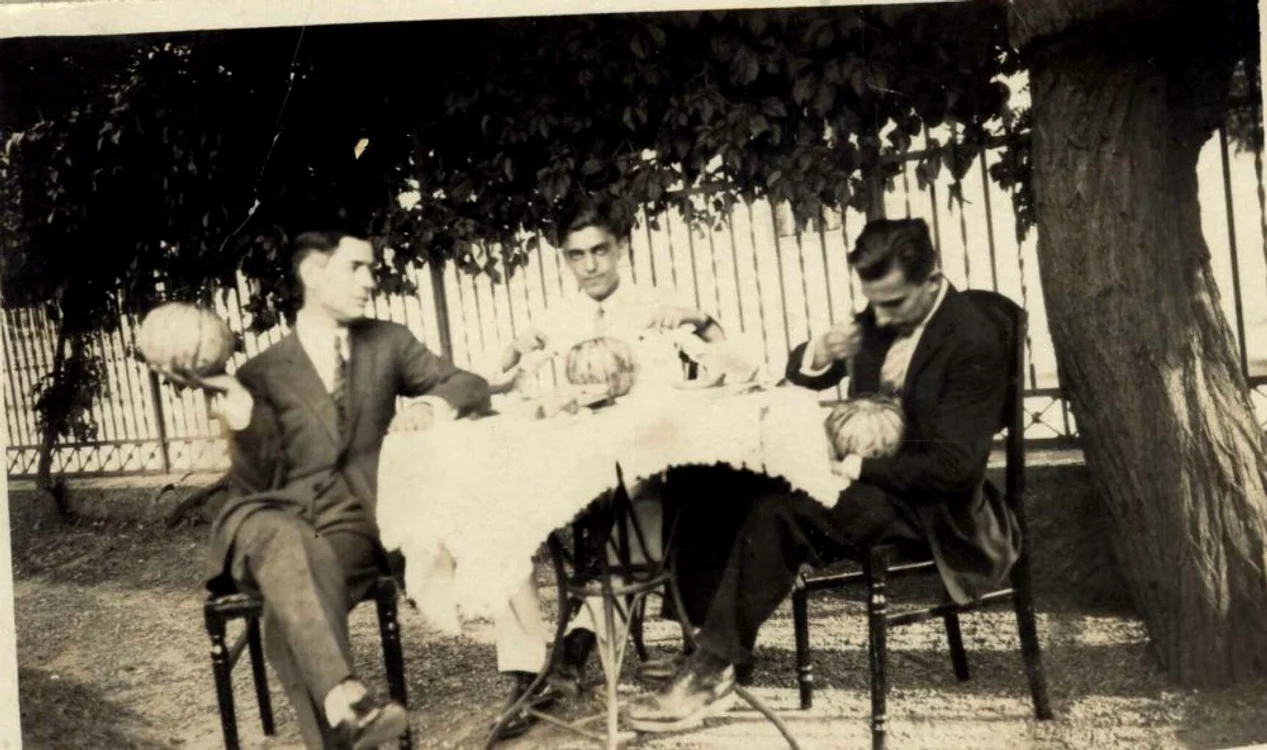 Istrati şi Ţino, mâncând pepeni