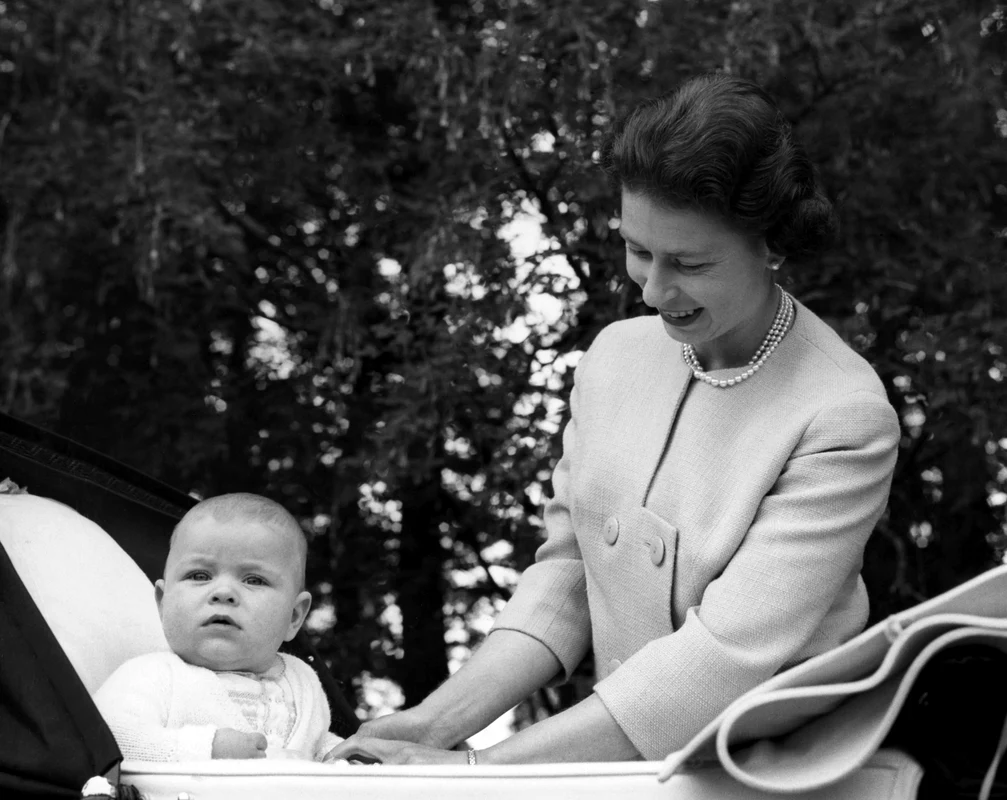 Regina Elisabeta cu Prințul Andrew  foto   GettyImages