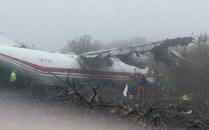Cel puţin cinci morţi în vestul Ucrainei, în urma aterizării de urgenţă a unui avion cargo în apropiere de aeroportul din Liov Foto: news.ro
