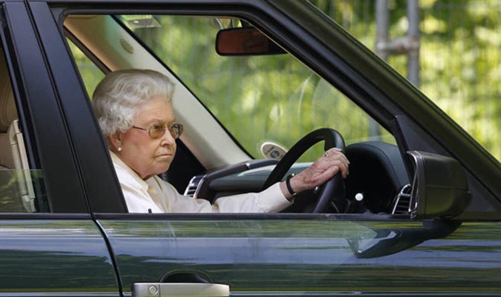 Autoturismul preferat al Reginei Elisabeta a II-a, vândut la licitație cu o sumă uluitoare. Cât costă de fapt mașina veche de 19 ani