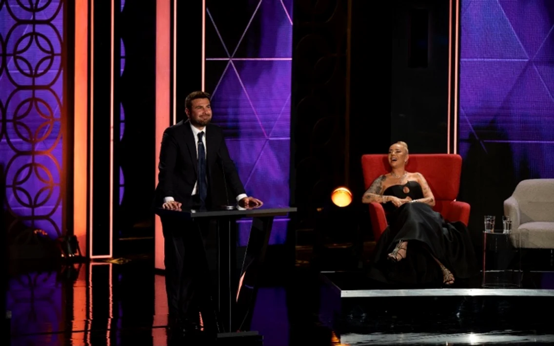 Adrian Mutu este una dintre vedetele invitate în prima ediție să o ia la „roast” pe nimeni alta decât buna sa prietenă, impresara Anamaria Prodan Foto: Pro Tv 