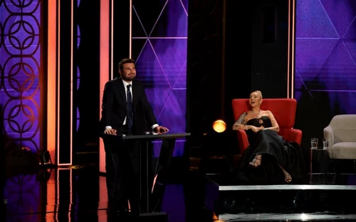 Adrian Mutu este una dintre vedetele invitate în prima ediție să o ia la „roast” pe nimeni alta decât buna sa prietenă, impresara Anamaria Prodan Foto: Pro Tv 