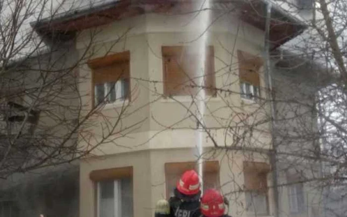 Pompierii încearcă să stingă incendiul FOTO Mediafax