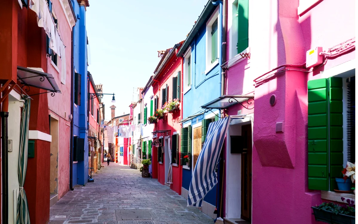Străduță în insula Burano. Foto: pierdutiinvacanță.ro 