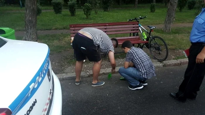 Tinerii au fost puşi să facă curăţenie pe domeniul public. FOTo Poliţia Locală Ploieşti