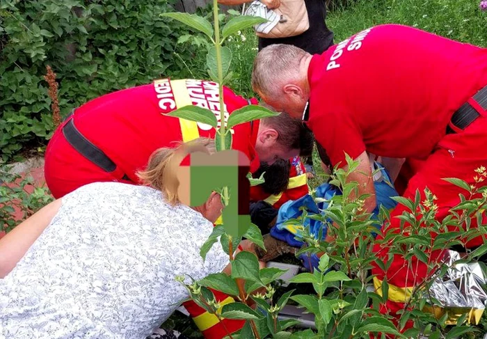 Fetița a fost scoasă din fântână de vecini FOTO: ISU