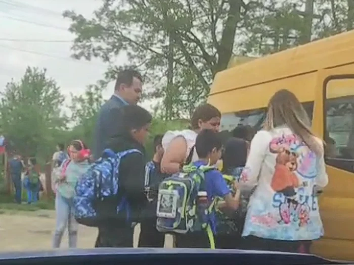Copiii, înghesuiți în vehicul. FOTO captură TikTok @user432652427