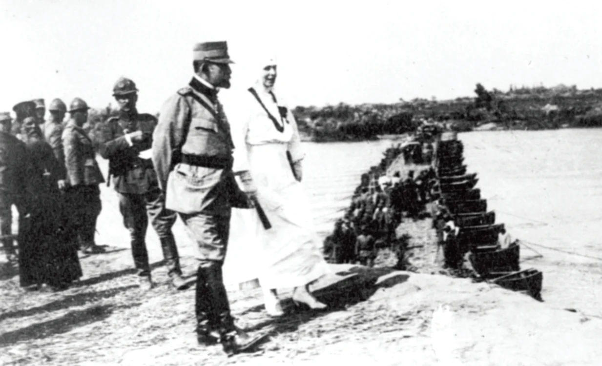Regele Ferdinand și Regina Maria asistă la momentul trecerii Tisei de către trupele române 
