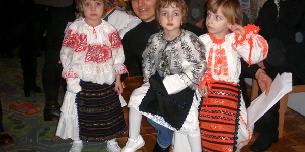 Luana, Andrada şi Alesia, alături de mama lor. Foto: arhiva personală