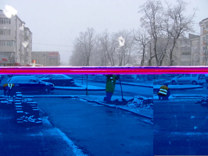 Botoşani: Angajaţii primăriei pun pavele pe ninsoare