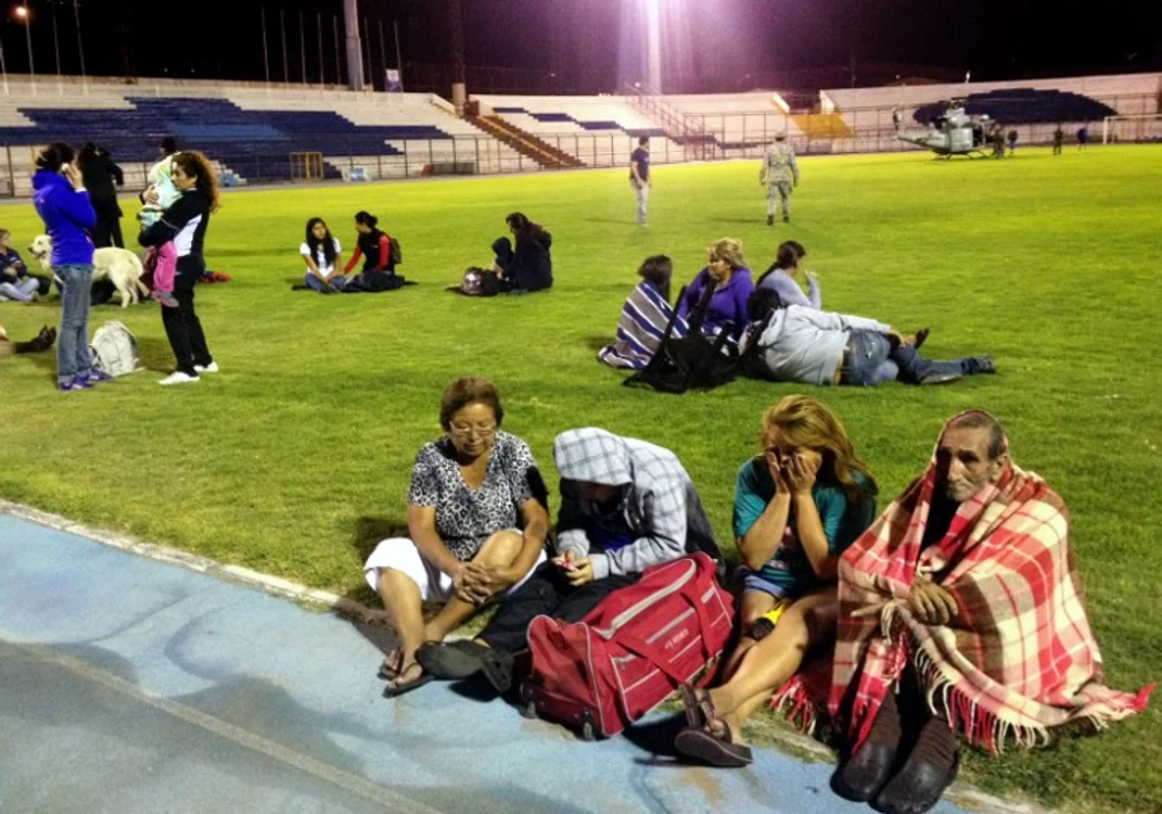 
    Localnicii au iesit in strada de frica unui tsunami (foto: AFP)  