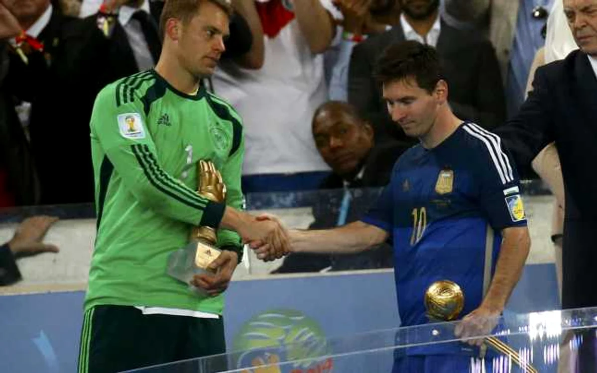 Cel mai bun portar al CM, Neuer, şi cel mai bun jucător al competiţiei din Brazilia, Lionel Messi. FOTO: Reuters