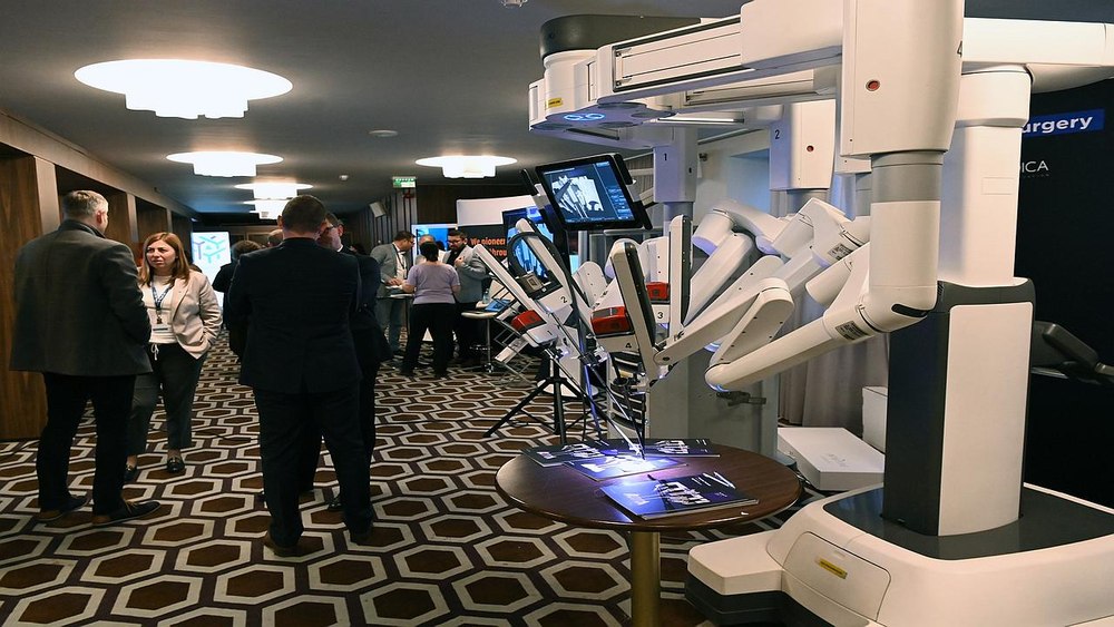 MedLife prezintă tehnologia viitorului: de la drone și VR până la roboți medicali ce permit sigilarea vaselor direct de la consola chirurgului
