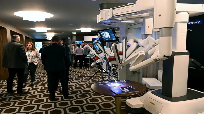Robot da Vinci Xi in expozitie JPG