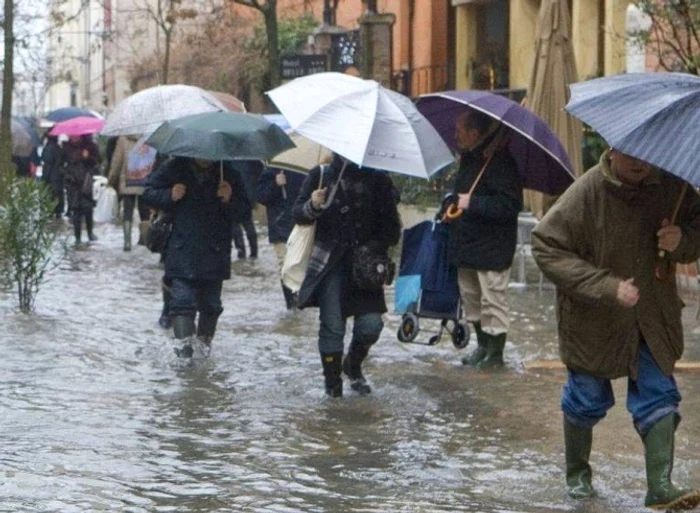 
    Avertizarea cod portocaliu este valabilă de vineri, ora 06.00, până sâmbătă, la aceeaşi orăFoto Adevarul  