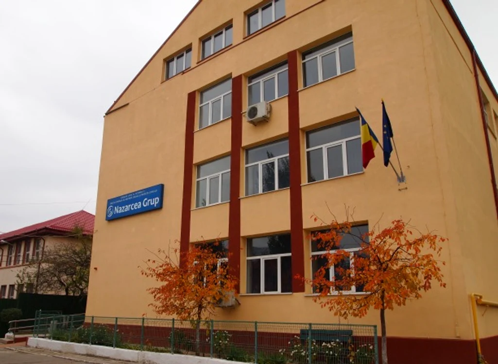 Fabrica funcţionează într-un imobil cu patru etaje de pe strada Nazarcea, sector 1