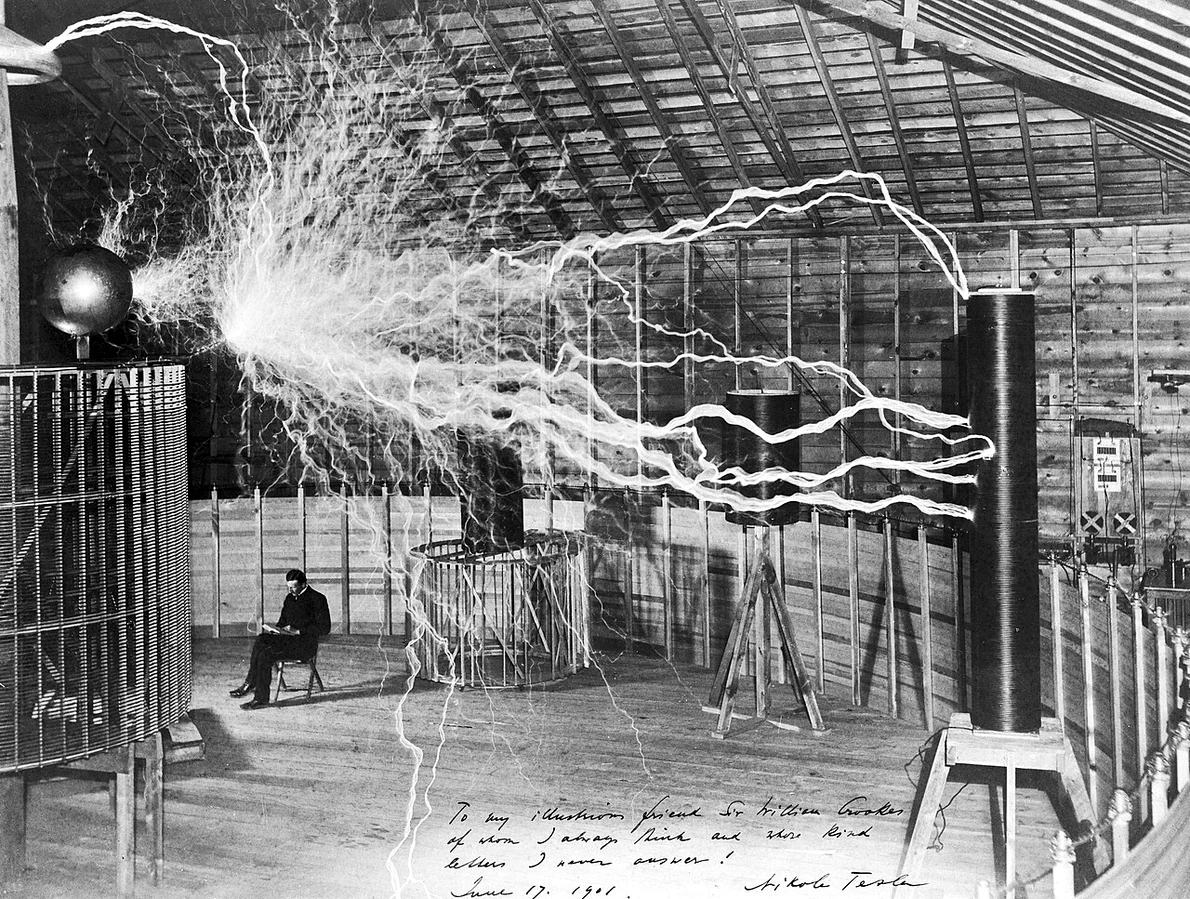 Nikola Tesla in laboratorul său din Colorado Springs, în jurul anului 1900