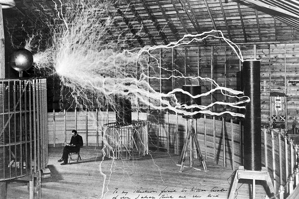 Nikola Tesla in laboratorul său din Colorado Springs, în jurul anului 1900