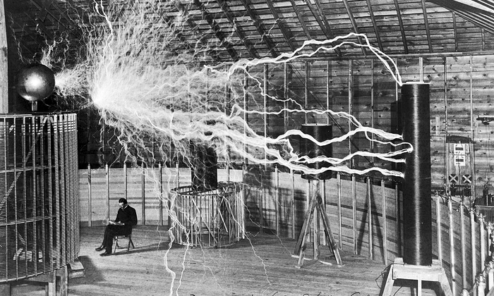 Nikola Tesla in laboratorul său din Colorado Springs, în jurul anului 1900